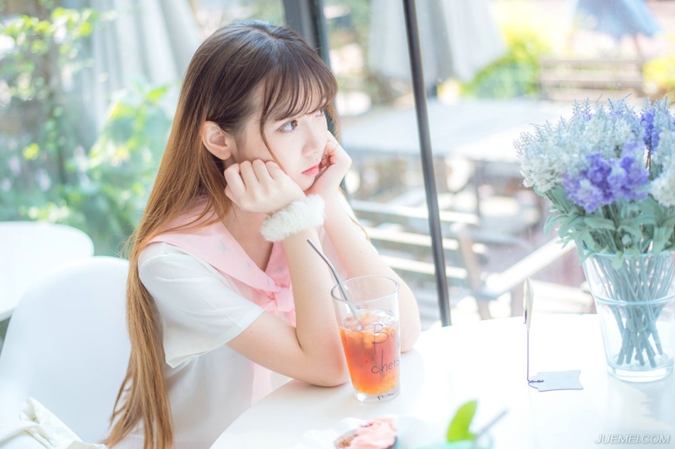 “二哥。”就在此时，门外进来一名风尘仆仆的汉子，一身百姓打扮，若非双目间目光有些慑人，乍一看去，与普通百姓无异，见到诸葛亮，躬身一拜。